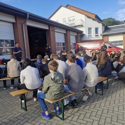 Bild vergr&ouml;&szlig;ern: Lehrer Feuerwehr macht Schule